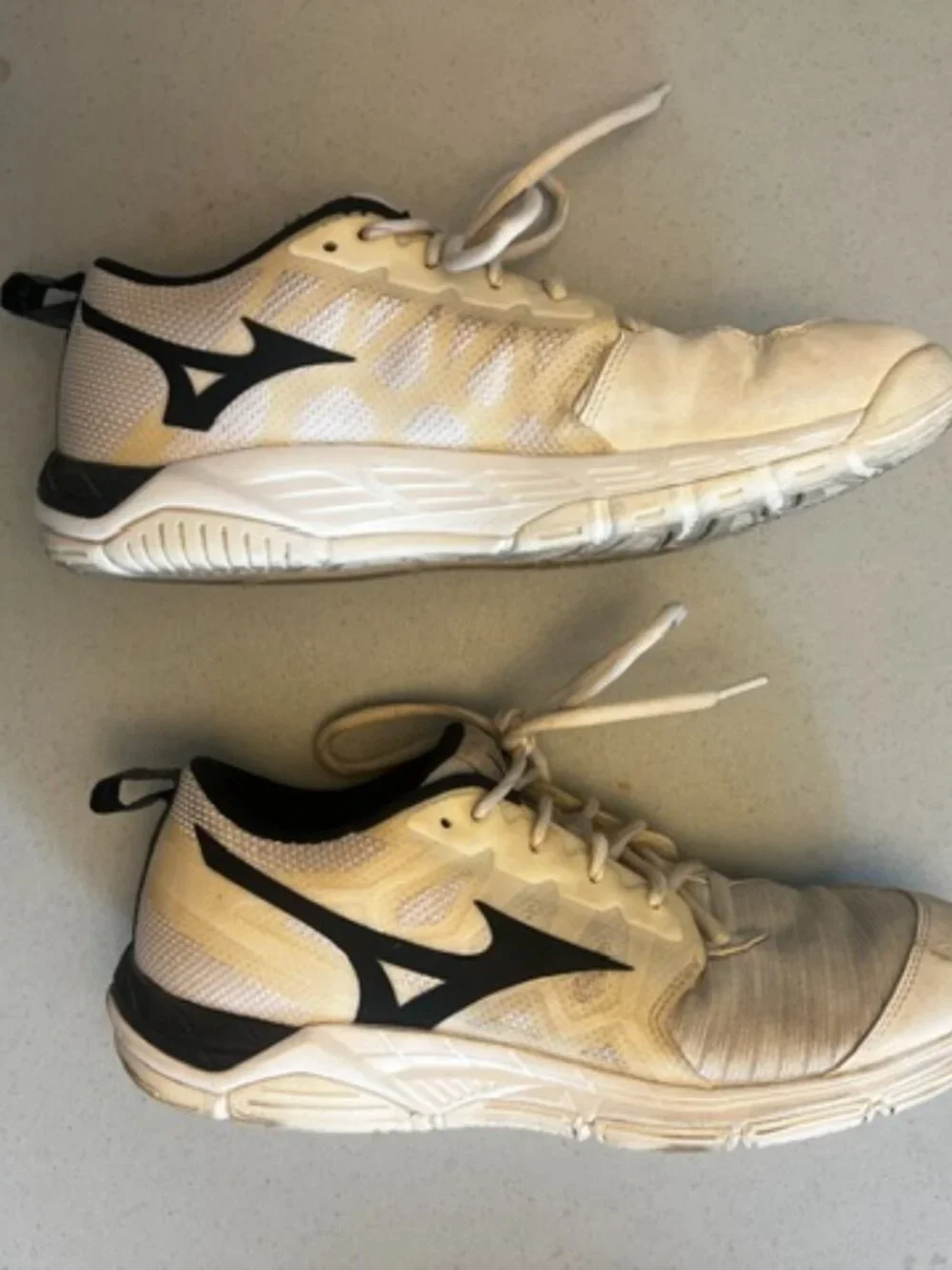 Women's Mizuno Wave Supersonic2 Volleyball court shoes, White, Size 9, Good Con